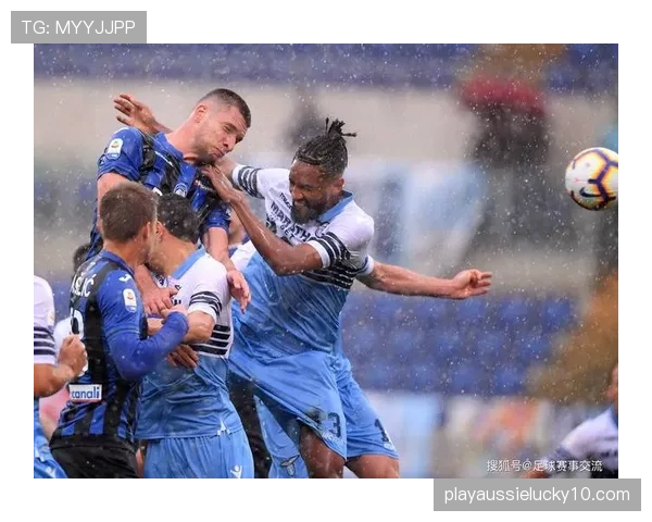 比利亚雷亚尔主场球迷不满判罚，向场内投掷杂物导致比赛中断五分钟