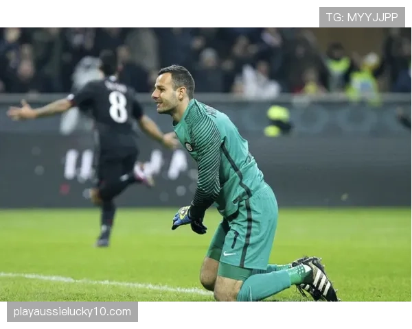 特写：夺冠夜，36岁的汉达诺维奇以教练身份与国米将士共同捧起冠军奖盘。